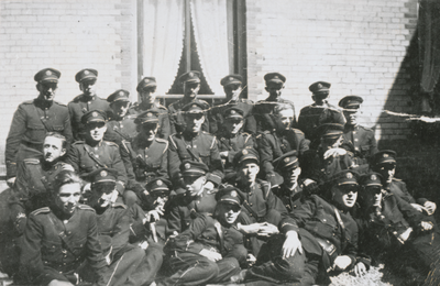 875479 Groepsportret van leden van de muziekvereniging Forssando uit Wijk C te Utrecht, op een onbekende locatie, met ...